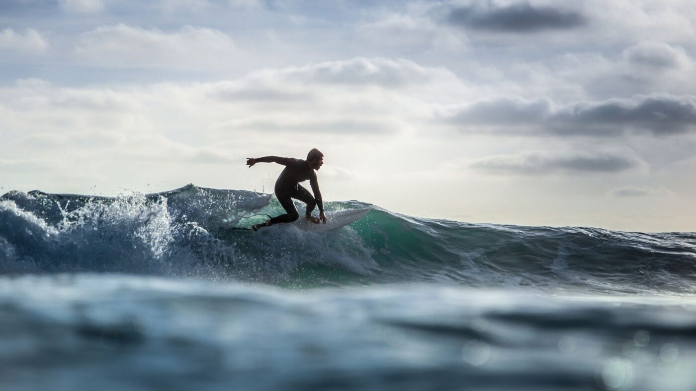 Surfing w Polsce – Co warto wiedzieć o tym sporcie?
